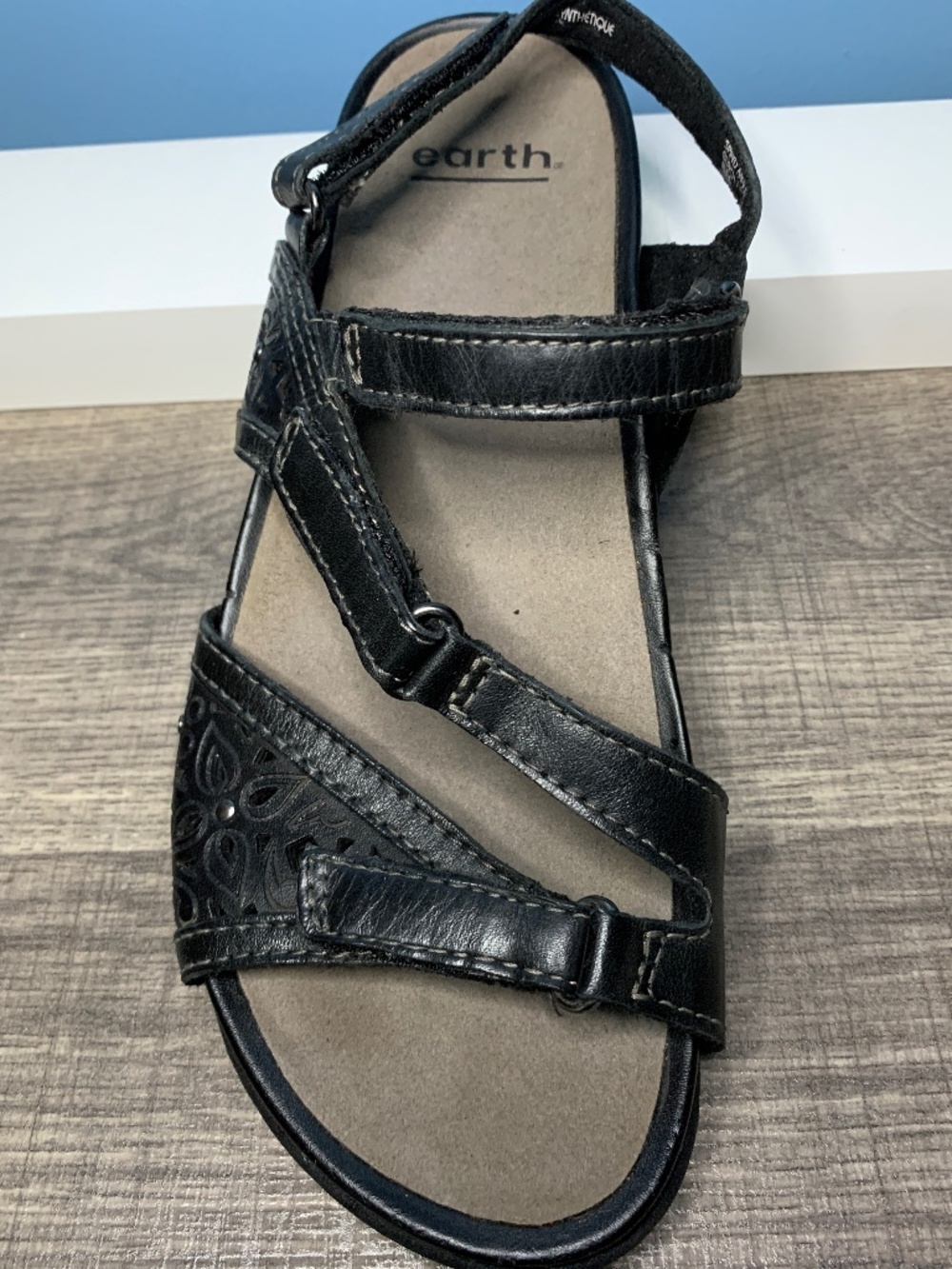 Earth black sandals
